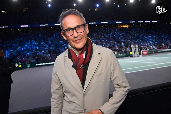 Passionné par les extérieurs, l'animateur y a planté lauriers-roses et palmiers et profite également d'une piscine entourée de végétation.

Julien Courbet - Célébrités assistent à la finale du tournoi de tennis ATP Masters 1000 de Paris (Paris Rolex Master) remportée par Alexander Zverev contre Ugo Humbert à l'Accor Arena - Palais Omnisports de Paris-Bercy, Paris le 3 novembre 2024. © Veeren/Bestimage