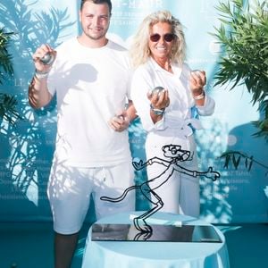 Caroline Margeridon et son fils Alexandre lors d'un tournoi de pétanque caritatif organisé par Turquoise magazine au profit de l'association "Sourire à la vie" (association qui soutient les enfants atteints du cancer ) place des Lices à Saint-Tropez le 13 août 2023.

© Jack Tribeca / Bestimage