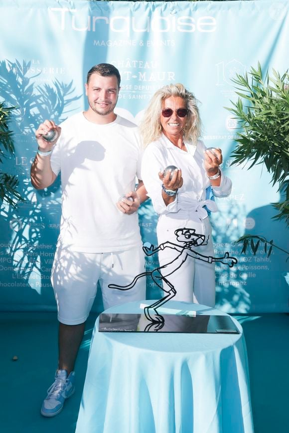 Caroline Margeridon et son fils Alexandre lors d'un tournoi de pétanque caritatif organisé par Turquoise magazine au profit de l'association "Sourire à la vie" (association qui soutient les enfants atteints du cancer ) place des Lices à Saint-Tropez le 13 août 2023.

© Jack Tribeca / Bestimage