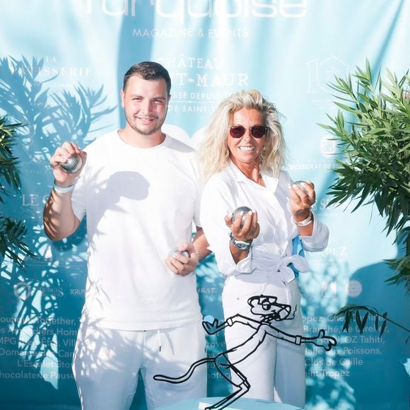 Caroline Margeridon et son fils Alexandre lors d'un tournoi de pétanque caritatif organisé par Turquoise magazine au profit de l'association "Sourire à la vie" (association qui soutient les enfants atteints du cancer ) place des Lices à Saint-Tropez le 13 août 2023.

© Jack Tribeca / Bestimage