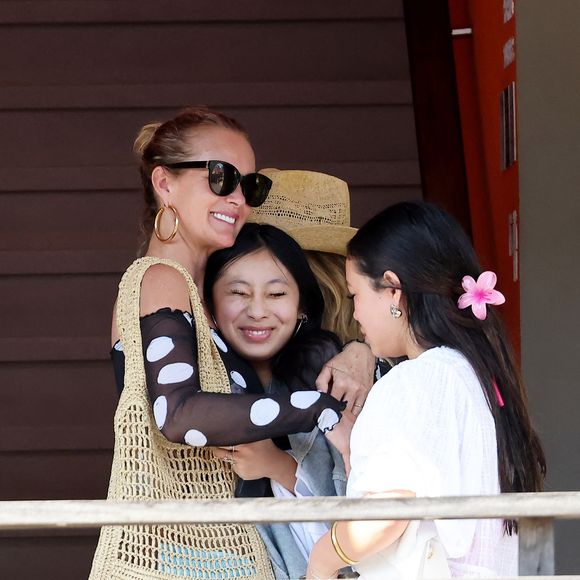 Exclusif - Laeticia Hallyday accompagnée de son compagnon Frédéric Suant et de sa fille Joy sont allés accueillir Jade à l'aéroport de Saint-Barthélemy-Rémy-de-Haenen où tout le monde se retrouve pour le 50ème anniversaire de Laeticia, à Saint-Jean, Saint-Barthélémy, Antilles françaises, France, le 15 mars 2025. DOMINIQUE JACOVIDES / BESTIMAGE
