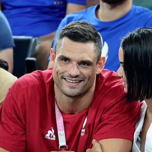Florent Manaudou et Lola Duménil - Les célébrités assistent à la victoire de l'équipe de France de basket face au Canada (82-73) lors des Jeux Olympiques de Paris2024, le 6 août 2024. © Jacovides-Perusseau / Bestimage