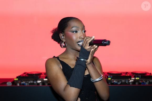 Ebony a ainsi confié que son rêve était de jouer un jour dans un film ou dans une série.

Ebony - Pour célébrer ses 50 ans à Paris, Apple installe un studio d'enregistrement éphémère au cœur de l'Apple Store des Champs-Elysées à Paris le 27 mars 2026. © Florian Lavielle/Bestimage
