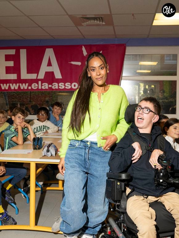 Exclusif - La chanteuse française Amel Bent lors de la lecture de la dictée ELA, avec le texte "L’oubliée" écrit spécialement par Valérie Perrin pour la 22ème édition de la campagne "Mets tes baskets et bats la maladie" en soutien à l'Association Européenne de Leucodystrophie (ELA) à l'école de Bougival, France, le 14 octobre 2025. © Pierre Perusseau/Bestimage