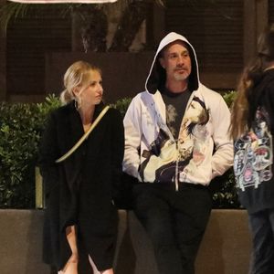Freddie Prinze Jr., 47 ans, et sa femme Sarah Michelle Gellar, 46 ans, sont toujours en pleine forme alors qu'ils sortent dîner avec leur fille Charlotte Grace et quelques autres personnes au restaurant Baltaire à Los Angeles. L'adorable couple qui s'est rencontré pour la première fois lors du tournage de I Know What You Did Last Summer (1997), s'est marié le 1er septembre 2002 à Puerto Vallarta, au Mexique.
©Backgrid USA / Bestimage