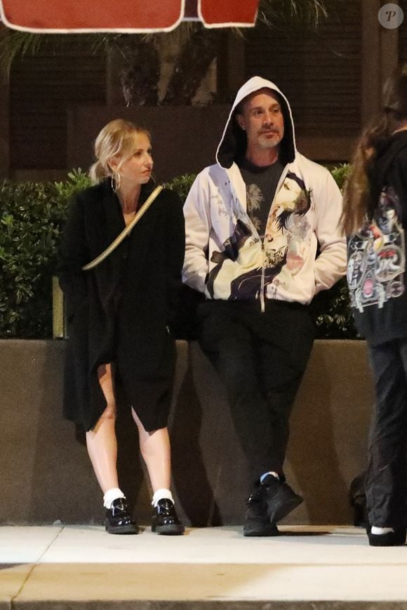 Freddie Prinze Jr., 47 ans, et sa femme Sarah Michelle Gellar, 46 ans, sont toujours en pleine forme alors qu'ils sortent dîner avec leur fille Charlotte Grace et quelques autres personnes au restaurant Baltaire à Los Angeles. L'adorable couple qui s'est rencontré pour la première fois lors du tournage de I Know What You Did Last Summer (1997), s'est marié le 1er septembre 2002 à Puerto Vallarta, au Mexique.
©Backgrid USA / Bestimage