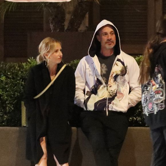 Freddie Prinze Jr., 47 ans, et sa femme Sarah Michelle Gellar, 46 ans, sont toujours en pleine forme alors qu'ils sortent dîner avec leur fille Charlotte Grace et quelques autres personnes au restaurant Baltaire à Los Angeles. L'adorable couple qui s'est rencontré pour la première fois lors du tournage de I Know What You Did Last Summer (1997), s'est marié le 1er septembre 2002 à Puerto Vallarta, au Mexique.
©Backgrid USA / Bestimage