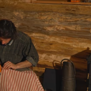 Le petit poêle en fonte rétro, c'est le cœur battant de sa cabane. 

Vianney a construit sa cabane