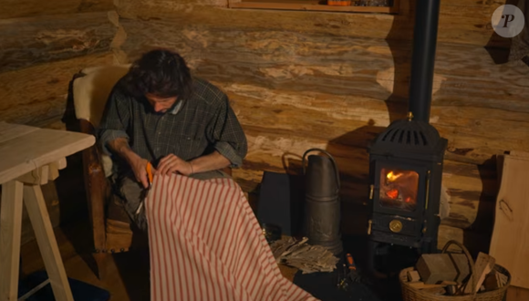 Le petit poêle en fonte rétro, c'est le cœur battant de sa cabane. 

Vianney a construit sa cabane
