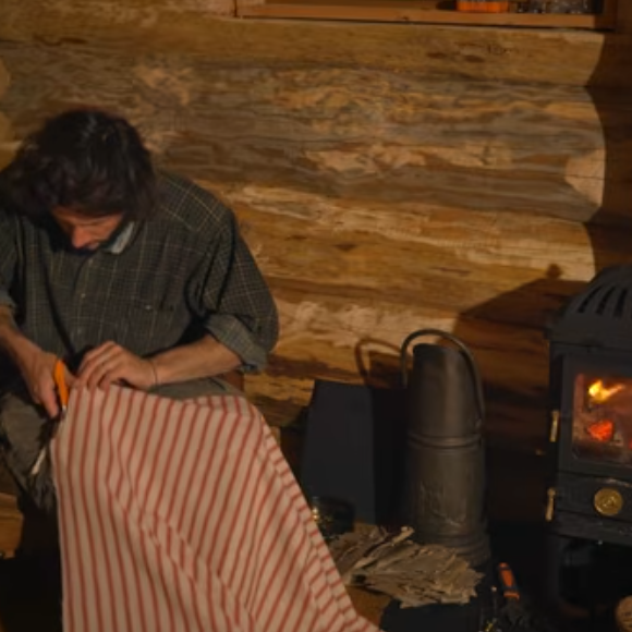 Le petit poêle en fonte rétro, c'est le cœur battant de sa cabane. 

Vianney a construit sa cabane