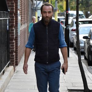 Il partage la vie d'une femme prénommée Alizée Thévenet

James Middleton, le frère de Pippa, arrive à la clinique Lindo Wing pour rendre visite à sa soeur qui vient d'accoucher à Londres le 16 octobre 2018.