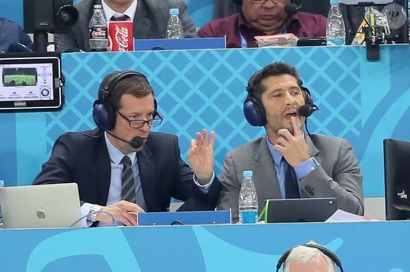 Les commentateurs Bixente Lizarazu et Grégoire Margotton lors de la 8ème de finale du match de coupe du monde opposant l'Angleterre à la Colombie au stade Spartak à Moscow, Russie, le 3 juillet 2018. L'Angleterre a gagné le match 4-3 aux tirs au but après un match nul 1-1. © Cyril Moreau/Bestimage