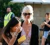 Laeticia Hallyday a le coeur sur la main
Laeticia Hallyday avec sa fille Jade et le prince Philibert de Savoie - Le prince Emmanuel-Philibert de Savoie est au volant de la voiture "Shelby Cobra" sport de Johnny avec Laeticia Hallyday direction le restaurant SoHo House de Malibu en famille à Los Angeles Agence / Bestimage
Jade et Joy Hallyday sont avec Grégory Boudou (le frère de Laeticia) et Françoise Thibaut (la mère de Laeticia) dans la Bentley juste derrière eux.
Toute la petite famille a rejoint des amis (dont Christina) à Malibu.
A la sortie du restaurant, le prince Emmanuel-Philibert de Savoie improvise un déguisement de dernière minute sous les regards amusés du petit groupe!
Puis c'est au tour de Jade de profiter du trajet du retour les cheveux au vent ! Laeticia la prend en photo à bord du bolide, l'embrasse et lui enroule une écharpe autour du cou avant son départ le long de la "Pacific Coast Highway". Le prince Emmanuel-Philibert de Savoie habite chez son amie Laeticia Hallyday comme toujours lorsqu'il vient à Los Angeles.