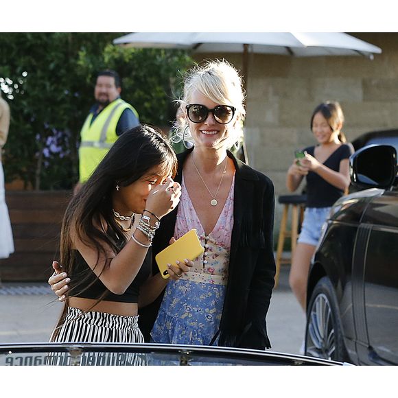 Laeticia Hallyday a le coeur sur la main 

Laeticia Hallyday avec sa fille Jade et le prince Philibert de Savoie - Le prince Emmanuel-Philibert de Savoie est au volant de la voiture "Shelby Cobra" sport de Johnny avec Laeticia Hallyday direction le restaurant SoHo House de Malibu en famille à Los Angeles Agence / Bestimage
Jade et Joy Hallyday sont avec Grégory Boudou (le frère de Laeticia) et Françoise Thibaut (la mère de Laeticia) dans la Bentley juste derrière eux.
Toute la petite famille a rejoint des amis (dont Christina) à Malibu. 
A la sortie du restaurant, le prince Emmanuel-Philibert de Savoie improvise un déguisement de dernière minute sous les regards amusés du petit groupe!
Puis c'est au tour de Jade de profiter du trajet du retour les cheveux au vent ! Laeticia la prend en photo à bord du bolide, l'embrasse et lui enroule une écharpe autour du cou avant son départ le long de la "Pacific Coast Highway". Le prince Emmanuel-Philibert de Savoie habite chez son amie Laeticia Hallyday comme toujours lorsqu'il vient à Los Angeles.
