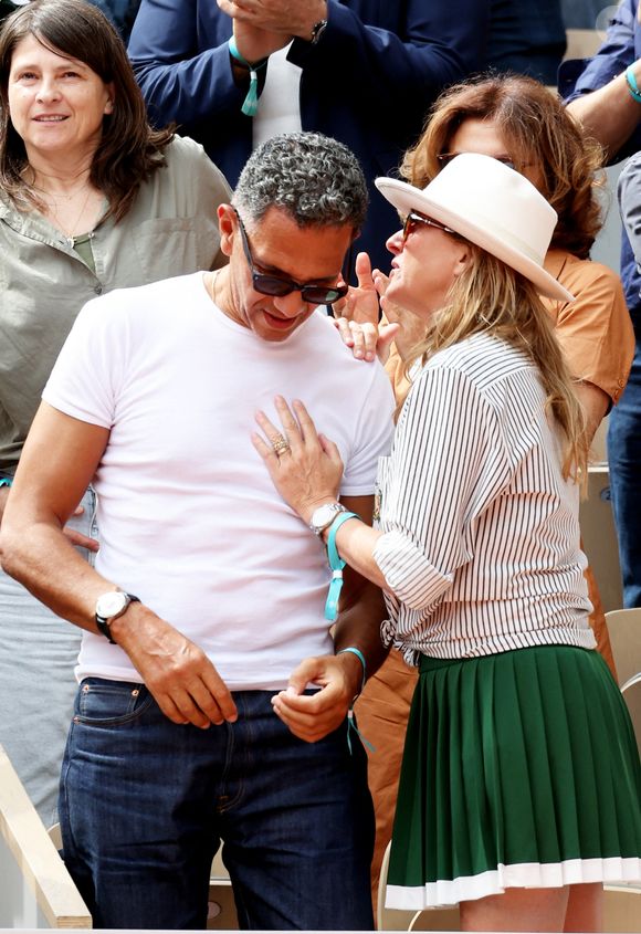 Sarah Poniatowski (Lavoine) avec son compagnon Roschdy Zem et son fils Roman dans les tribunes lors des Internationaux de France de Tennis de Roland Garros 2025. Paris, le 1er Juin 2025. © Dominique Jacovides/Bestimage