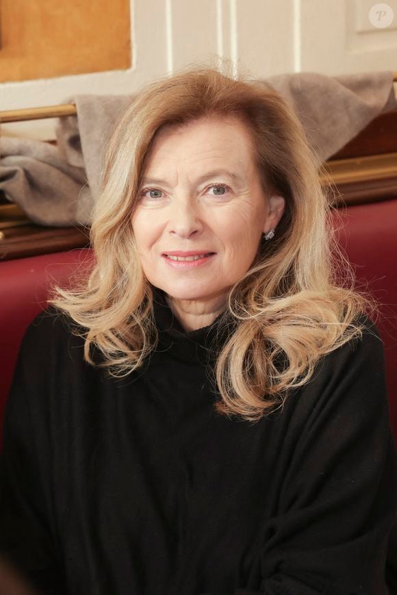 Valérie Trierweiler - C.Mathivat, présidente des "Deux Magots", reçoit pour le nouveau rendez-vous de l'établissement, "Déjeuner Beauvoir" à Paris le 15 décembre 2022. 
© Jack Tribeca / Bestimage