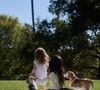 Les fleurs roses et le rayon de soleil font ressortir la chevelure rousse d'Archie et Lilibet.

Meghan Markle et sa fille, Lilibet.

Photo : Backgrid UK/ Bestimage