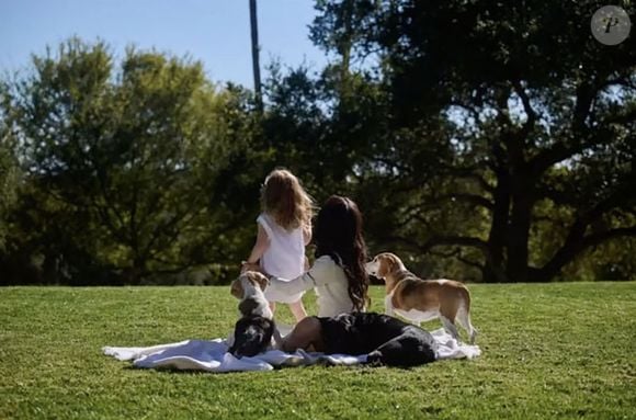 Les fleurs roses et le rayon de soleil font ressortir la chevelure rousse d'Archie et Lilibet.

Meghan Markle et sa fille, Lilibet.

Photo : Backgrid UK/ Bestimage