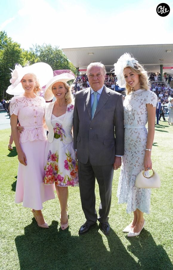 Le clan issu de la dynastie capétienne possède une luxueuse propriété sur la Côte d'Émeraude qui s'étend sur trois hectares. 

Le Prince Charles de Bourbon des Deux-Siciles, la Princesse Camilla de Bourbon des Deux-Siciles, la Princesse Maria Carolina de Bourbon des Deux-Siciles et la Princesse Maria Chiara de Bourbon des Deux-Siciles lors du Prix de Diane Longines 2026 à l'Hippodrome de Chantilly le 14 juin 2026.

© Anne-Sophie Guebey / Bestimage
