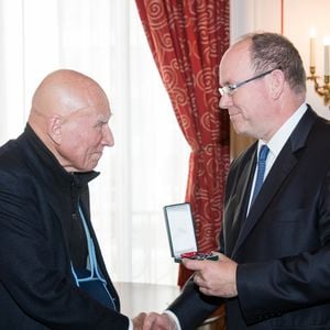 Exclusif - Sebastiao Salgado et le prince Albert II de Monaco - Le photographe Sebastiao Salgado reçoit l'insigne de Chevalier de l'ordre des Arts et des Lettres par le prince Albert II de Monaco à l’ambassade de Monaco à Paris le 21 février 2019. © Cyril Moreau/Bestimage
