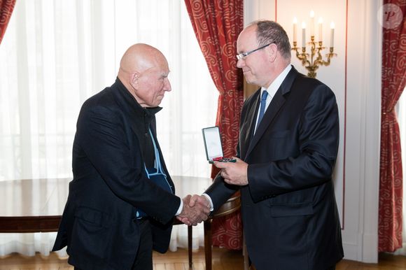 Exclusif - Sebastiao Salgado et le prince Albert II de Monaco - Le photographe Sebastiao Salgado reçoit l'insigne de Chevalier de l'ordre des Arts et des Lettres par le prince Albert II de Monaco à l’ambassade de Monaco à Paris le 21 février 2019. © Cyril Moreau/Bestimage