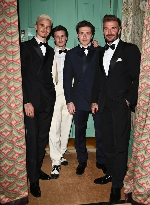 Le fils de David et Victoria Beckham de sortie en pleine crise familiale

David Beckham, Brooklyn Beckham, Romeo Beckham et Cruz Beckham à l'anniversaire des 50 ans de Victoria Beckham, au club Oswald's à Londres.