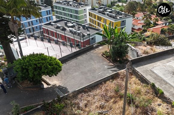 Le champion de football a grandi dans le quartier de Santo António, sur les hauteurs de Funchal.

La maison d'enfance de la superstar du football Cristiano Ronaldo dans les collines de Madère a été transformée en parking.© Backgrid UK/ Bestimage