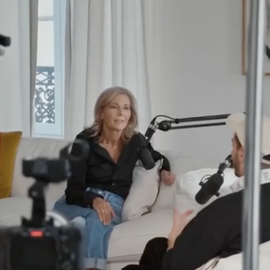 Claire Chazal dévoile l'intérieur de son appartement sur sa chaîne Youtube.