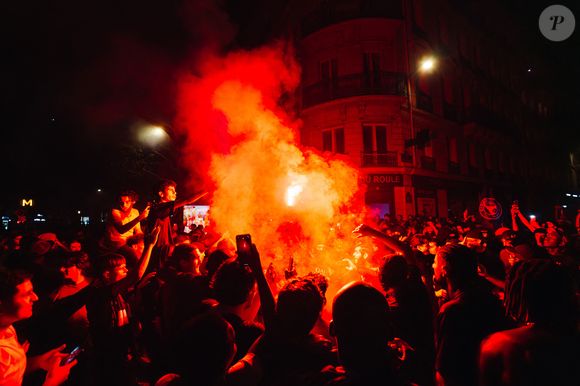 Ambiance à Paris après la victoire du PSG face à l'Inter Milan (5-0) en finale de la Ligue Des Champions 2025 à l'Allianz Arena de Munich, le 31 mai 2025. Les supporters du PSG ont célébré la victoire en Ligue des Champions sur les Champs-Élysées à Paris, créant une atmosphère électrique avec des fumigènes, des mortiers et des feux d'artifice. La joie collective a été telle que même une fontaine a été endommagée, arrosant sans cesse les fans euphoriques.
© Tiziano Da Silva/Bestimage