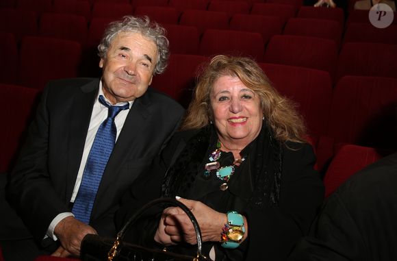 Pierre Perret et sa femme Rebecca - Représentation de la pièce de théâtre "Les Grandes Filles" au Théâtre Montparnasse en soutien à l'APREC (l'Alliance Pour la Recherche en Cancérologie) à Paris, le 31 mars 2015. © Denis Guignebourg / Bestimage