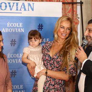 Adriana Karembeu est la maman de Nina, 6 ans

Diana Gasparyan, maire de Echmiadzine, Adriana Karembeu, sa fille Nina Ohanian et  Richard Findykian - Photocall de la soirée caritative organisée au Palais du Pharo, au profit de l'école arménienne Abovian. Marseille.  © Philippe Doignon / Bestimage