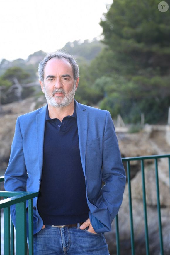 La chaîne diffuse la série baptisée "Nouveau Jour" depuis le lundi 30 juin 2025, avec notamment Bruno Solo au casting

Exclusif - Bruno Solo - Les célébrités posent sur la terrasse de l'hôtel "Le Provencal" lors de la 5ème édition du festival de Porquerolles à Giens, le 14 juin 2024.
© Chavaroche//Bestimage