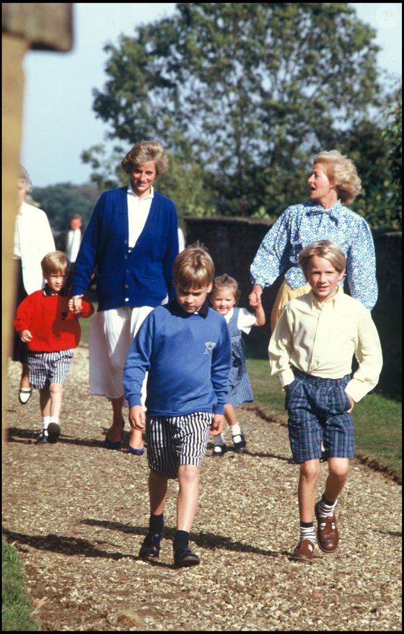 Si leur union se passait bien en apparence après la naissance de leurs deux fils, William et Harry, Diana soupçonnait Charles III d'infidélité.

Le prince William, la princesse Lady Diana et Harry en 1989 pour le mariage de Lord Althorpe. 

© LAURENT SOLA / BESTIMAGE