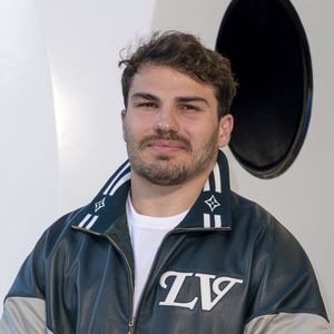 Le joueur de rugby Antoine Dupont profite de quelques jours de vacances loin des terrains.

Antoine Dupont - Photocall du Défilé de mode Louis Vuitton Homme, Collection Printemps-Été 2026 dans le cadre de la Fashion Week de Paris, France.
 
© Olivier Borde / Bestimage