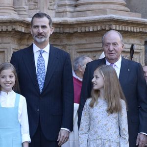 Le roi Juan Carlos Ier, Le roi Felipe VI d’Espagne, La reine Letizia d’Espagne, les princesses Leonor et Sofia de Bourbon et la reine Sofia - La famille royale d'Espagne arrive à l'église pour célèbrer  le dimanche de Pâques à Palma de Majorque le 1er avril 2018. (AGENCE / BESTIMAGE).