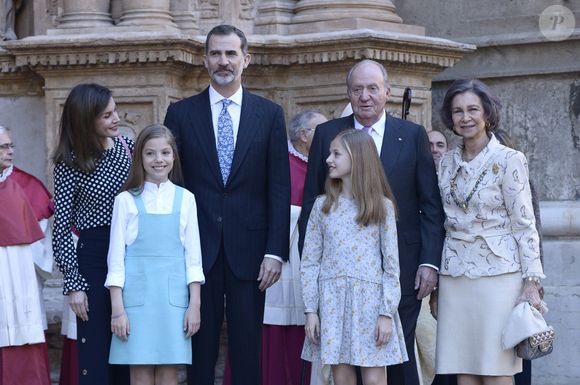Le roi Juan Carlos Ier, Le roi Felipe VI d’Espagne, La reine Letizia d’Espagne, les princesses Leonor et Sofia de Bourbon et la reine Sofia - La famille royale d'Espagne arrive à l'église pour célèbrer  le dimanche de Pâques à Palma de Majorque le 1er avril 2018. (AGENCE / BESTIMAGE).