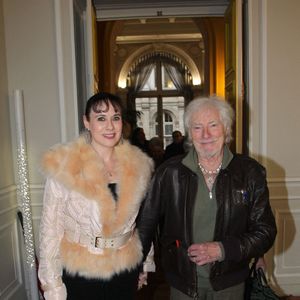 Hugues Aufray et sa femme Murielle - Hugues Aufray reçoit la médaille Grand Vermeil de la ville des mains d'Anne Hidalgo, à l'hôtel de ville de Paris le 18 décembre 2025. © Philippe Baldini/Bestimage