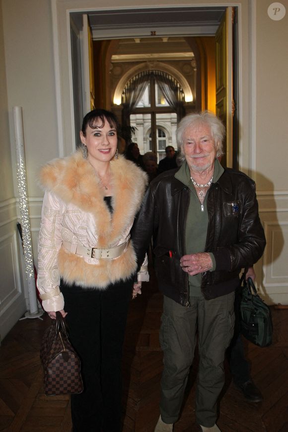 Hugues Aufray et sa femme Murielle - Hugues Aufray reçoit la médaille Grand Vermeil de la ville des mains d'Anne Hidalgo, à l'hôtel de ville de Paris le 18 décembre 2025. © Philippe Baldini/Bestimage