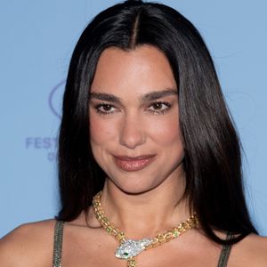 Cette ouverture souligne le fort attachement de la star britannique à la France, elle qui s'y rend régulièrement pour la mode ou la musique.

Dua Lipa au photocall de la soirée Nespresso X Dua Lipa sur la plage Nespresso lors du 79ème Festival International du Film de Cannes, France.

© Lionel Urman/Bestimage