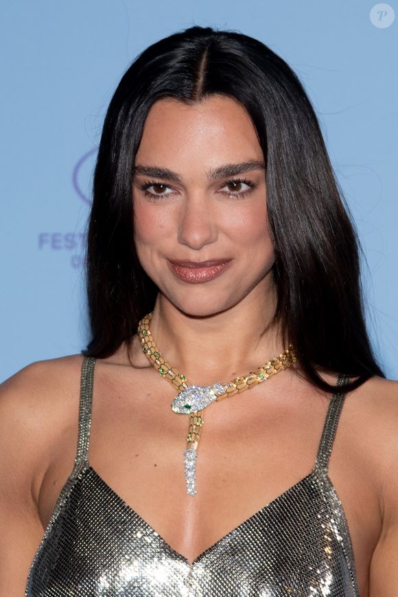 Cette ouverture souligne le fort attachement de la star britannique à la France, elle qui s'y rend régulièrement pour la mode ou la musique.

Dua Lipa au photocall de la soirée Nespresso X Dua Lipa sur la plage Nespresso lors du 79ème Festival International du Film de Cannes, France.

© Lionel Urman/Bestimage