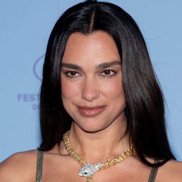 Cette ouverture souligne le fort attachement de la star britannique à la France, elle qui s'y rend régulièrement pour la mode ou la musique.

Dua Lipa au photocall de la soirée Nespresso X Dua Lipa sur la plage Nespresso lors du 79ème Festival International du Film de Cannes, France.

© Lionel Urman/Bestimage