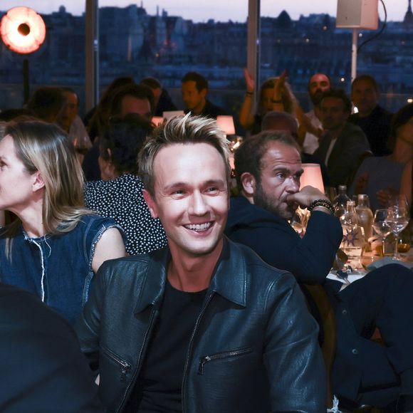 Et cela, pour des raisons simples : il souhaite passer plus de temps en famille.

Exclusif - Cyril Feraud Prix d'honneur Tele Poche, Telestar et Télé Magazine en présence de Linda Bouras, Directrice des Rédactions - Première édition du Multi Screen Grand Prix : une célébration inédite de la création audiovisuelle française dans le cadre prestigieux du Pullman Paris Tour Eiffel sous la présidence de S. Martin (Directeur Général de l’ARPP : l’Autorité de Régulation Professionnelle de la Publicité et également Président de La Fabrique des Formats) et animée par E. Eméyé (journaliste et présentatrice).
Paris le 12 juin 2025 - © Jack Tribeca / Bestimage