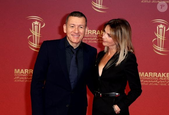 Main dans la main, les yeux dans les yeux et sourires aux lèvres, ils se sont affichés très amoureux.

Dany Boon et sa compagne Clara Vello - Tapis rouge dans le cadre de la 22ème édition du Festival International du Film de Marrakech le 2 décembre 2025. © Dominique Jacovides/Bestimage