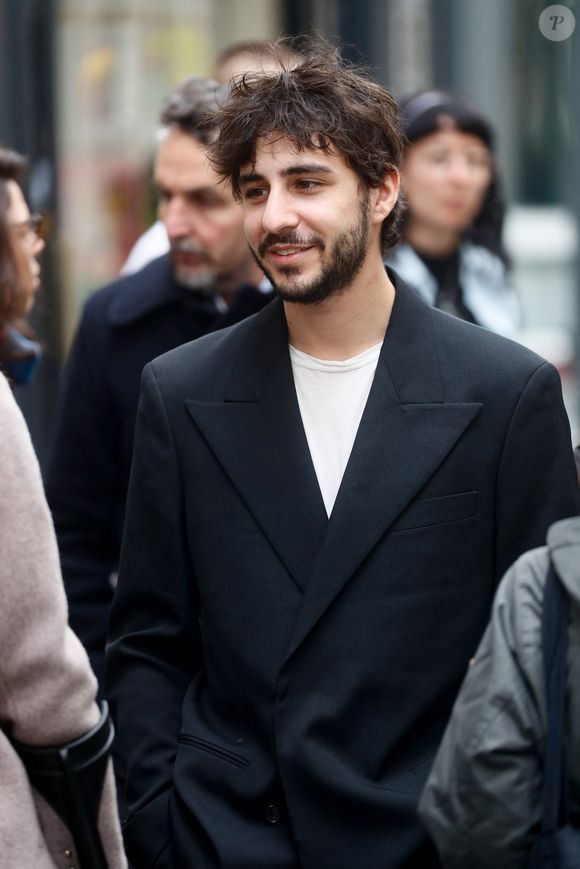 Parallèlement, le fils de Charlotte, Ben Attal, est accusé par les riverains du Gainsbarre, le bar du musée, de transformer le lieu en "boîte de nuit", provoquant des nuisances sonores et l’intervention de la mairie.

Ben Attal lors de la cérémonie de dévoilement de la plaque "Maison des Illustres" de la Maison Gainsbourg à Paris, France, le 2 avril 2024. © Christophe Clovis/Bestimage