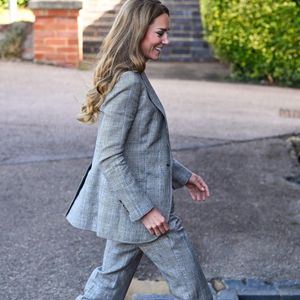 Selon certains tabloïds britanniques, ce costume à l'imprimé Prince de Galles était d'ailleurs un clin d'oeil subtil à son époux le prince William (ndlr : qui est le prince de Galles).

La Princesse de Galles, Kate Middleton, en visite à Marina Mill à Cuxton dans le Kent, une entreprise familiale britannique spécialisée dans la conception à la main et la sérigraphie de tissus d'ameublement, septembre 2025 @Backgrid UK/ Bestimage