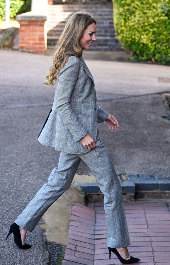 Selon certains tabloïds britanniques, ce costume à l'imprimé Prince de Galles était d'ailleurs un clin d'oeil subtil à son époux le prince William (ndlr : qui est le prince de Galles).

La Princesse de Galles, Kate Middleton, en visite à Marina Mill à Cuxton dans le Kent, une entreprise familiale britannique spécialisée dans la conception à la main et la sérigraphie de tissus d'ameublement, septembre 2025 @Backgrid UK/ Bestimage