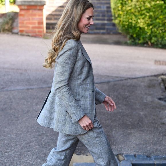 Selon certains tabloïds britanniques, ce costume à l'imprimé Prince de Galles était d'ailleurs un clin d'oeil subtil à son époux le prince William (ndlr : qui est le prince de Galles).

La Princesse de Galles, Kate Middleton, en visite à Marina Mill à Cuxton dans le Kent, une entreprise familiale britannique spécialisée dans la conception à la main et la sérigraphie de tissus d'ameublement, septembre 2025 @Backgrid UK/ Bestimage