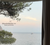 Sur la première image, on découvre la vue imprenable depuis sa chambre, où ses deux adorables petits chiens observent l'horizon marin à travers une immense baie vitrée.

Antoine Dupont en vacances à Cassis