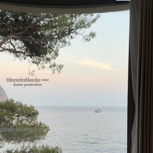 Sur la première image, on découvre la vue imprenable depuis sa chambre, où ses deux adorables petits chiens observent l'horizon marin à travers une immense baie vitrée.

Antoine Dupont en vacances à Cassis