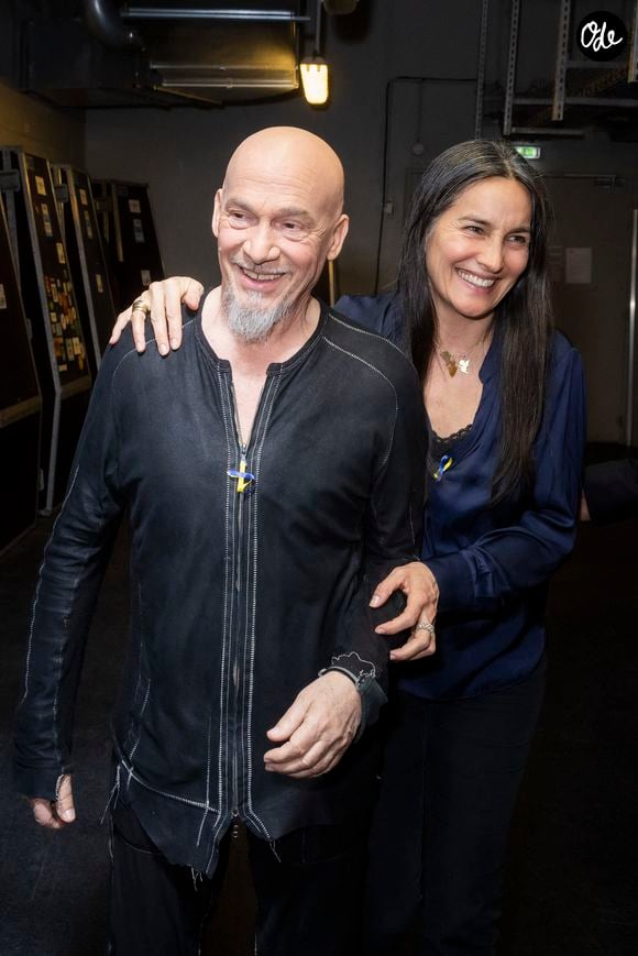 Florent Pagny et sa femme Azucena dans les coulisses de l'émission spéciale "Unis pour l'Ukraine" à la Maison de la Radio et de la Musique, à Paris le 8 mars 2022. 

© Cyril Moreau / Jack Tribeca